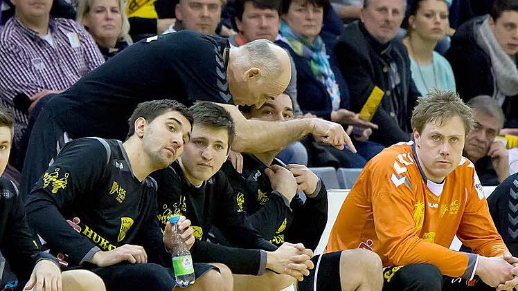 Während Sebastian Roth (links) und Kenny Schramm nach getaner Arbei eine Verschnaufpause einlegen durften, bekam Stefan Linsmeier von Trainer Hrvoje Horvat seinen Auftrag für die Schlussphase. Der "Oldie" erledigte den Plan mit Bravour und hatte mit den Coburger Treffern 27, 28 und 30 entscheidenden Anteil am Sieg. Foto: Albert Höchstädter
