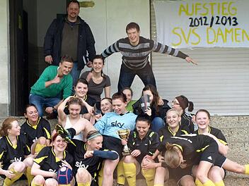 Freude pur herrschte bei den Spielerinnen des SV Steinwiesen, die als Meister der Kreisklasse Nord in die Kreisliga aufsteigen. Mit im Bild (oben von links) Trainer Tobias Böhnlein, Co-Trainer Heiko Kuhnlein und Spielleiter Sebastian Müller. Foto: Susanne Deuerling