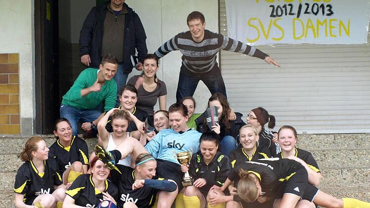 Freude pur herrschte bei den Spielerinnen des SV Steinwiesen, die als Meister der Kreisklasse Nord in die Kreisliga aufsteigen. Mit im Bild (oben von links) Trainer Tobias Böhnlein, Co-Trainer Heiko Kuhnlein und Spielleiter Sebastian Müller. Foto: Susanne Deuerling
