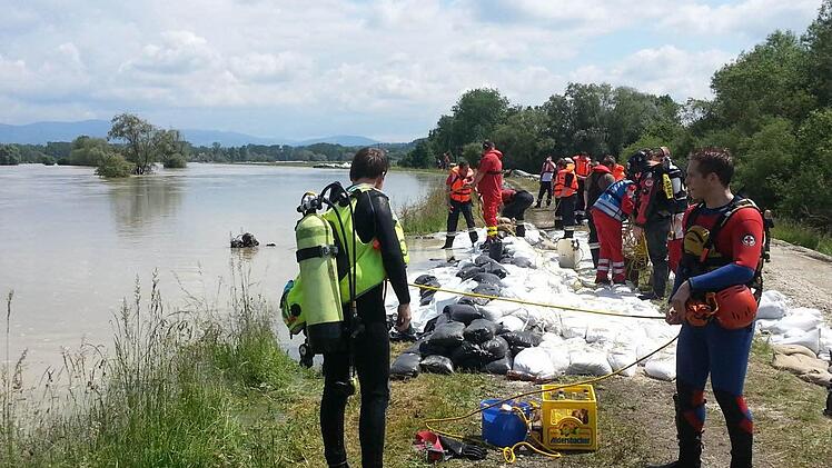 Deichsicherungsmaßnahmen durch den ufr. Wasserrettungszug