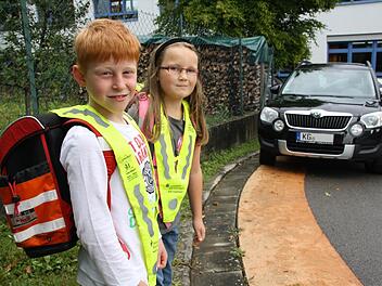 Die beiden Drittklässer Kilian und Jule aus der Schule Premich haben es gestern den Abc-Schützen richtig vorgemacht : Die Sicherheitsdreiecke sollten jeden Tag und auch in den höheren Klassen getragen werden.Foto: Ralf Ruppert