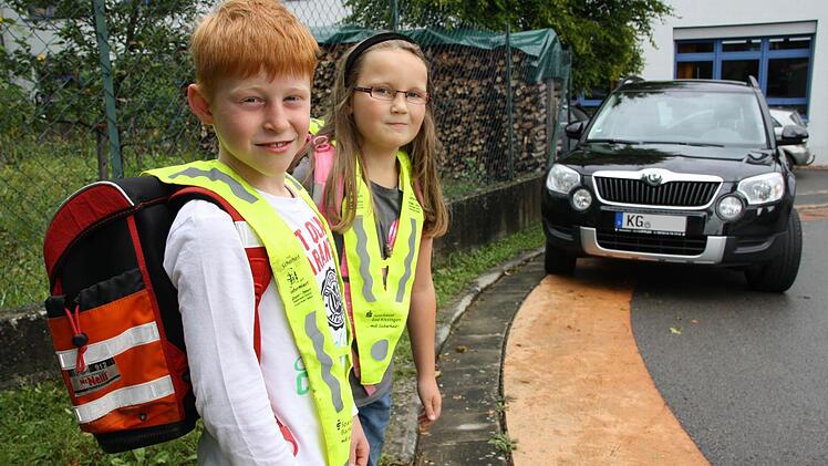 Die beiden Drittklässer Kilian und Jule aus der Schule Premich haben es gestern den Abc-Schützen richtig vorgemacht : Die Sicherheitsdreiecke sollten jeden Tag und auch in den höheren Klassen getragen werden.Foto: Ralf Ruppert