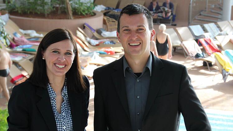 Natascha Kiesel und Richard Pucher ziehen nicht nur geschäftlich ihre Runden in der KissSalis Therme. Die Marketingleiterin und der Betriebsleiter lassen sich auch privat gern einmal durchsprudeln oder geraten in einer der Saunen richtig ins Schwitzen. Foto: Carmen Schmitt
