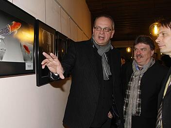 Klaus Rößner erklärt Landrat Klaus Peter Söllner und Bürgermeister Roland Wolfrum, wie das Bild mit den Goldfischen entstanden ist.  Foto: Sonja Adam