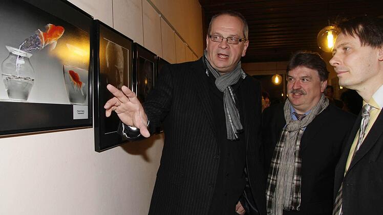 Klaus Rößner erklärt Landrat Klaus Peter Söllner und Bürgermeister Roland Wolfrum, wie das Bild mit den Goldfischen entstanden ist.  Foto: Sonja Adam