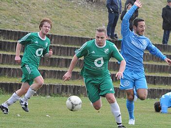 Nix wie weg: So dynamisch hätte man sich den SV Garitz über 90 Minuten gewünscht. Hier schert sich David Böhm nicht um die Proteste des Würzburgers Marcello Asta. Foto: Hopf