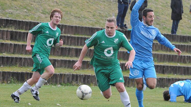 Nix wie weg: So dynamisch hätte man sich den SV Garitz über 90 Minuten gewünscht. Hier schert sich David Böhm nicht um die Proteste des Würzburgers Marcello Asta. Foto: Hopf