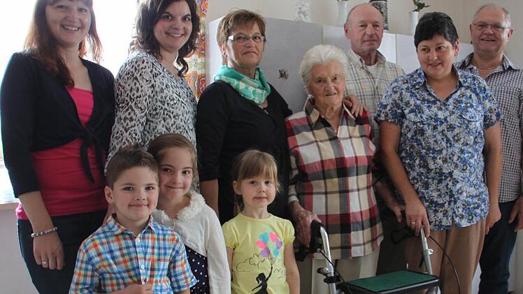 Schon am Morgen waren viele Angehörige zum Gratulieren bei Margareta Gunzelmann (Vierte von rechts); mit im Bild von links (hinten) die Enkelinnen Katja Pfarrdrescher und Maria Finzel, Tochter Annegret Neuberger, Sohn Georg, Schwiegertochter Monika und Sohn Josef, vorne (v.l.) die Urenkel Simon, Sarah und Lea. Foto: Ramona Popp