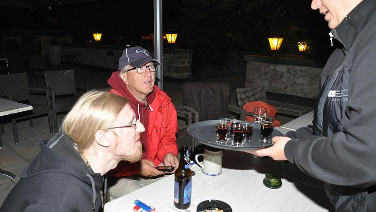 Nach dem Spiel gab es von Ratskeller-Chefin Bea Wirth einen Schnaps auf Kosten des Hauses.