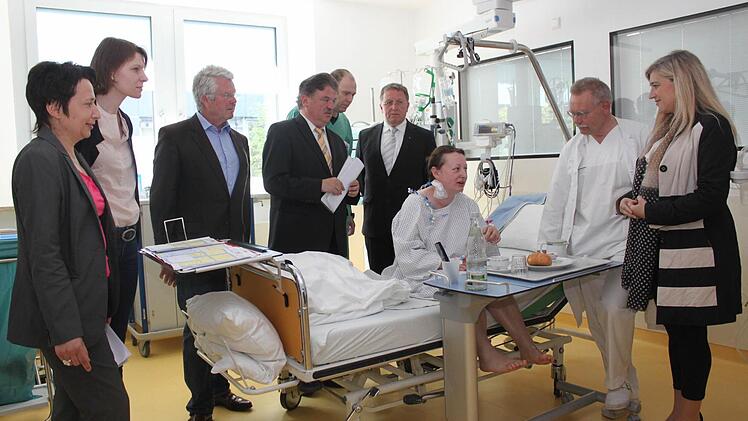 Unser Bild zeigt Gesundheitsministerin Melanie Huml (rechts) mit (von links) Geschäftsführerin Brigitte Angermann, MdB Emmi Zeulner, MdL Baron von Lerchenfeld, Landrat Klaus Peter Söllner , Leitendem Arzt Dr. Andreas Brugger, OB Henry Schramm und Oberarzt Dr. Herbert Mädl. Foto: Alexander Hartmann