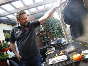 Hat seine Leidenschaft zum Beruf gemacht: Steffen Eichhorn, "Deutscher Grillmeister" und Grillkochbuchautor aus Spittelstein nahe Coburg.  Foto: Matthias Hoch