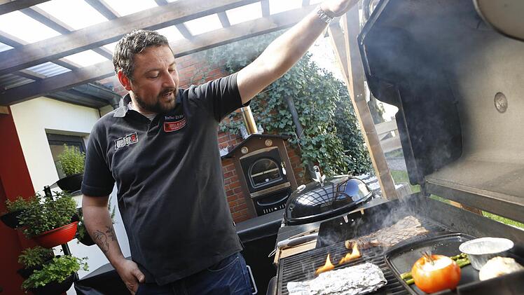 Hat seine Leidenschaft zum Beruf gemacht: Steffen Eichhorn, "Deutscher Grillmeister" und Grillkochbuchautor aus Spittelstein nahe Coburg.  Foto: Matthias Hoch