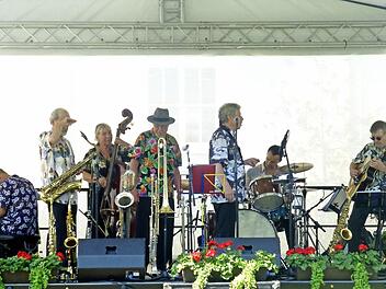 Wie eine Fata Morgana über der glühenden Wiese: die Barrelhouse Jazzband mit (v. l.) Christof Sänger, Frank Selten, Lindy Huppertsberg, Horst Schwarz, Reimer von Essen, Michael Ehret und Roman Klöcker. Foto: Ahnert