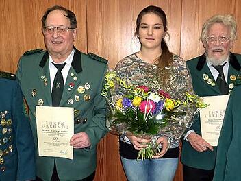 Auszeichnungen für 50- und 60-jährige Mitgliedschaft beim Schützenhort Stockheim. Von links Hubertus Hein, Armin Schülner, Herford Schneider sowie Otto Heinlein - dazwischen Gaumeisterin 2015/16 Laura Wachter Fotos: Gerd Fleischmann