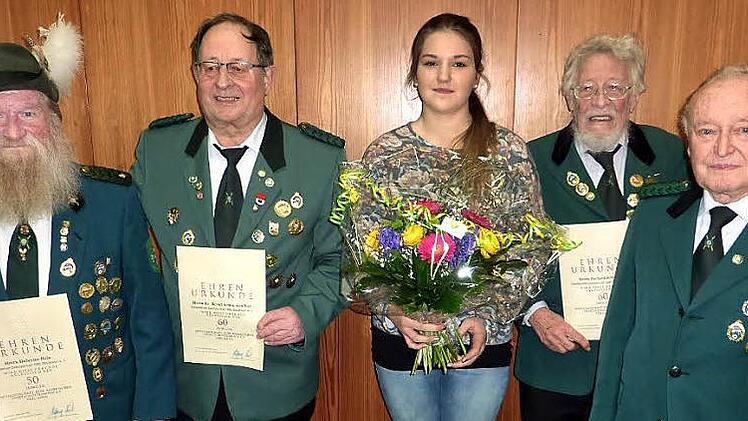 Auszeichnungen für 50- und 60-jährige Mitgliedschaft beim Schützenhort Stockheim. Von links Hubertus Hein, Armin Schülner, Herford Schneider sowie Otto Heinlein - dazwischen Gaumeisterin 2015/16 Laura Wachter Fotos: Gerd Fleischmann