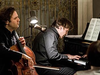 Julian Arp (Cello) und Caspar Frantz (Klavier) beeindruckten in Coburg mit ihrem ausdrucksvollen Spiel. Foto: Jochen Berger