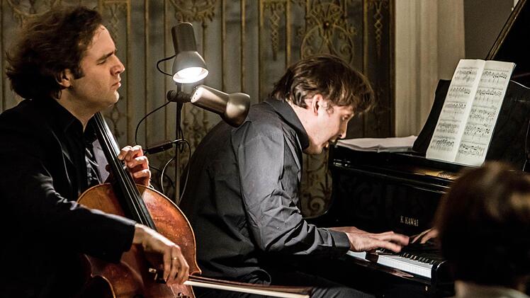 Julian Arp (Cello) und Caspar Frantz (Klavier) beeindruckten in Coburg mit ihrem ausdrucksvollen Spiel. Foto: Jochen Berger
