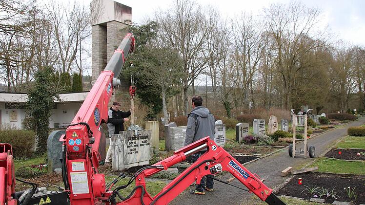 Im Münnerstädter Friedhof haben in dieser Woche die Baumaschinen Einzug gehalten. Foto: Heike Beudert
