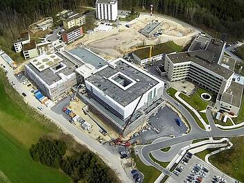 An der Baustelle für das neue Klinikum (die beiden quadratischen Baukörper in der Bildmitte und links davon) geht es planmäßig voran. Rechts der Bildmitte das bestehende Helmut-G.-Walther-Klinikum. Foto: Roland Meyer/Landkreis Lichtenfels