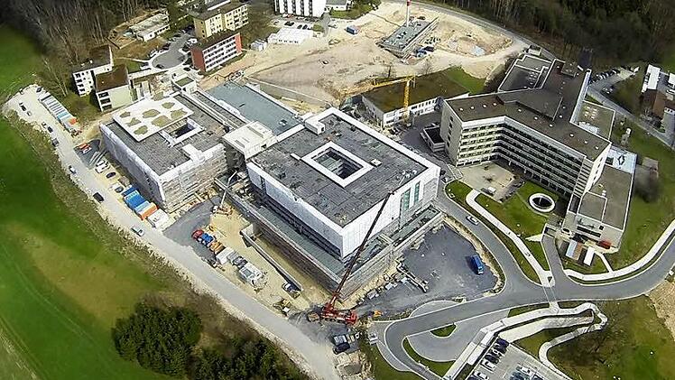 An der Baustelle für das neue Klinikum (die beiden quadratischen Baukörper in der Bildmitte und links davon) geht es planmäßig voran. Rechts der Bildmitte das bestehende Helmut-G.-Walther-Klinikum. Foto: Roland Meyer/Landkreis Lichtenfels