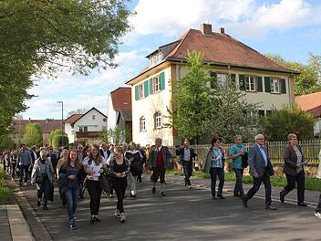 Die Wallfahrt ging quer durchs Dorf Weißenbach. Fotos: Birgit Will