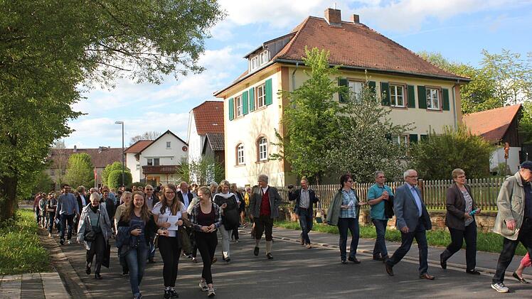 Die Wallfahrt ging quer durchs Dorf Weißenbach. Fotos: Birgit Will