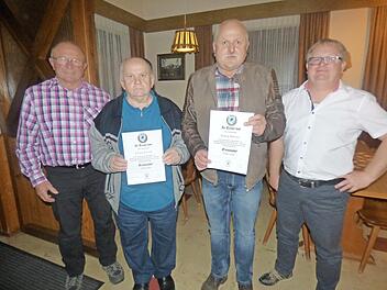 Die zwei "Kühlenfelser Herzbuben" wurden für 40 Jahre Mitgliedschaft geehrt (v. l.): Zweiter Vorsitzender Otto Brendel, Georg Persau, Georg Polster und Vorsitzender Walter Potzler.  Foto: Thomas Weichert