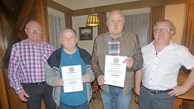 Die zwei "Kühlenfelser Herzbuben" wurden für 40 Jahre Mitgliedschaft geehrt (v. l.): Zweiter Vorsitzender Otto Brendel, Georg Persau, Georg Polster und Vorsitzender Walter Potzler.  Foto: Thomas Weichert