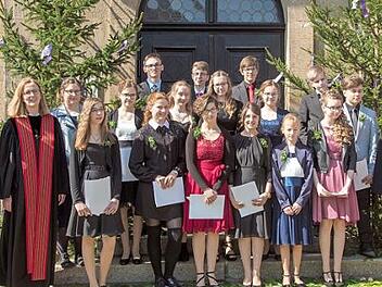 16 Konfirmandinnen und Konfirmanden, hier mit Dekanin Stefanie Ott-Frühwald, erneuerten in der Michelauer Johanneskirche ihr Bekenntnis zum christlichen Glauben.  Foto: Klaus Gagel