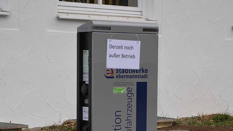 Auf dem Parkplatz hinter dem Rathaus steht eine E-LadesäuleGrüner