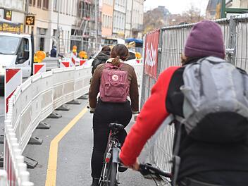 Ein Streitpunkt von vielen: Wie geht es mit dem Radverkehr in der Langen Straße weiter?  Foto: Ronald Rinklef