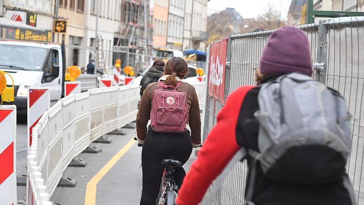 Ein Streitpunkt von vielen: Wie geht es mit dem Radverkehr in der Langen Straße weiter?  Foto: Ronald Rinklef
