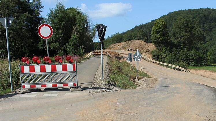Ab Schmidthof ist erstmal Schluss: Der neue Radweg wurde bereits abgerissen. Radfahrer und Busse müssen auf die Staatsstraße ausweichen.  Foto: Julia Raab