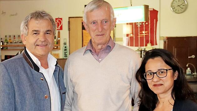 Bürgermeister Ludwig Nagel (links) und Juliane Lankes ehrten Matthäus Bergner für 60 Jahre Treue zum Männergesangverein "Fidelia". Die beiden weiteren zu Ehrenden Herbert Dressel (30 Jahre) und Hans Sänger (70) waren nicht anwesend. Foto: Johanna Blum