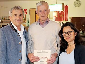 Bürgermeister Ludwig Nagel (links) und Juliane Lankes ehrten Matthäus Bergner für 60 Jahre Treue zum Männergesangverein "Fidelia". Die beiden weiteren zu Ehrenden Herbert Dressel (30 Jahre) und Hans Sänger (70) waren nicht anwesend. Foto: Johanna Blum