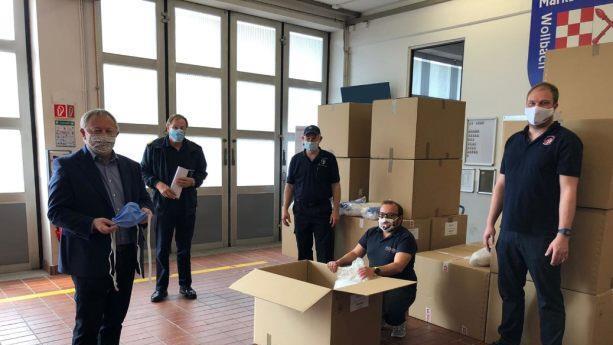 Packten schon mal eine Lieferung an Gesichtsmasken aus (von links): Landrat Thomas Bold, Kreisbrandrat Benno Metz, Kreisbrandmeister Christian Neugebauer, sowie Ariel Karwacki und Thomas Geis, beide von der  Feuerwehr Burkardroth.Lena Pfister/ Landratsamt Bad Kissingen