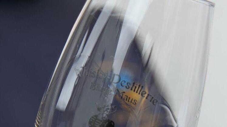 Dezenter Salzgeschmack, leichte Bittermandelaromen, das Eichenfass und Algen haben die Färbung des Destillats beeinflusst. Foto: Mathias Erlwein