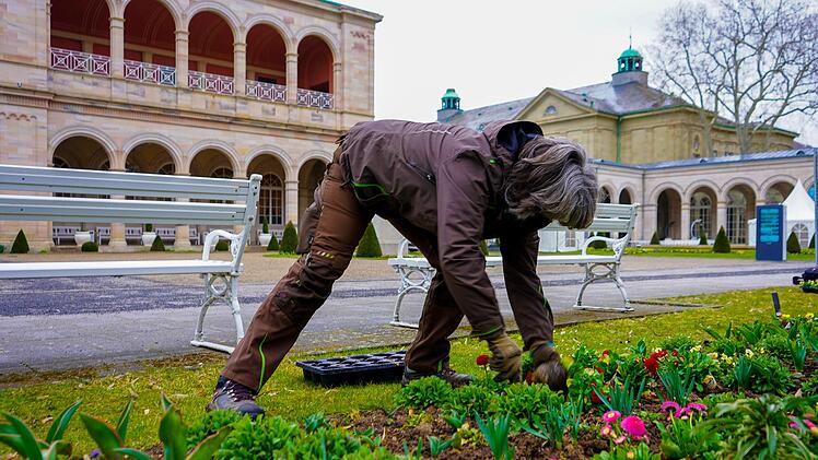 Diese Mitarbeiterin sorgt für Farbflashs in den Beeten. Foto: Bayerische Staatsbad GmbH