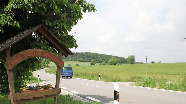 Ein Tochterunternehmen der Baywa AG will entlang der Kreisstra&szlig;e bei Spiesberg (rechts im Bild) einen Solarpark errichten, der doppelt so gro&szlig; wie das Dorf w&auml;re. In der Gemeinderatssitzung wurde deutlich, dass das Projekt nicht so recht willkommen ist.