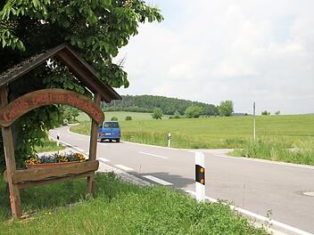 Ein Tochterunternehmen der Baywa AG will entlang der Kreisstraße bei Spiesberg (rechts im Bild) einen Solarpark errichten, der doppelt so groß wie das Dorf wäre. In der Gemeinderatssitzung wurde deutlich, dass das Projekt nicht so recht willkommen ist.