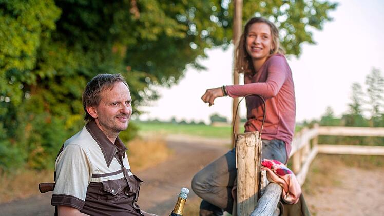 Jana (Lena Klenke) und Steckel (Milan Peschel) feiern die bestandene Reitprüfung.