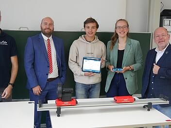 Unser Bild zeigt (von links) den Fachschaftsleiter für Physik, Florian Treisch, den Sparkassen-Beratungscenterleiter Felix Dorn, Schüler Dominik Freitag, Schülerin Letizia Albert und Direktor Markus Arneth hinter dem Versuchsaufbau mit den Smartca...