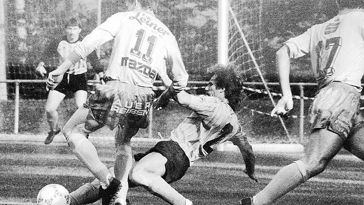 Der Auftritt des ehemaligen sowjetischen Nationalspielers Oleg Blochin (Nr. 11), hier gegen den Reichenbacher Egon Greubel, geh&ouml;rt zu den H&ouml;hepunkten im Spiel gegen Steyr.