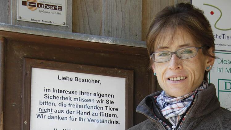 Karola Wendschuh zeigt das Futter, das es für einen Euro zu kaufen gibt.