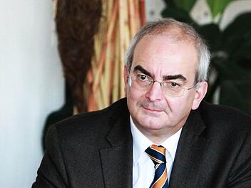 Burkhard Spachmann steht ab Mittwoch vor dem Amtsgericht Coburg. Der Oberstudiendirektor des Gymnasiums Casimirianum in Coburg hatte Einspruch gegen seinen Strafbefehl wegen Falschbeurkundung im Amt erhoben. Foto: Jochen Berger