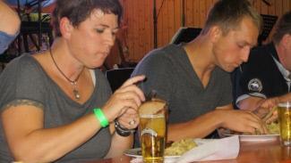 Einen gesunden Appetit mussten die Teilnehmer beim Bratwurtswettessen (kier Kristine Ziegler) mitbringen.  Foto: Herbert Pfeufer