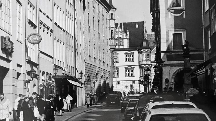 Blick zum Coburger Marktplatz, als die Ketschengasse noch keine Fußgängerzone war.Foto: Archiv
