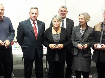 Bei der letzten Bad Brückenauer Stadtratssitzung in diesem Jahr wurden in der Georgi-Kurhalle die langjährigen Stadträte (von rechts) Karlheinz Schmitt, Adelheid Zimmermann, Jürgen Pfister, Petra Hirschmann, Manfred Kaiser und Ingo Walcher geehrt. Foto: Rolf Pralle
