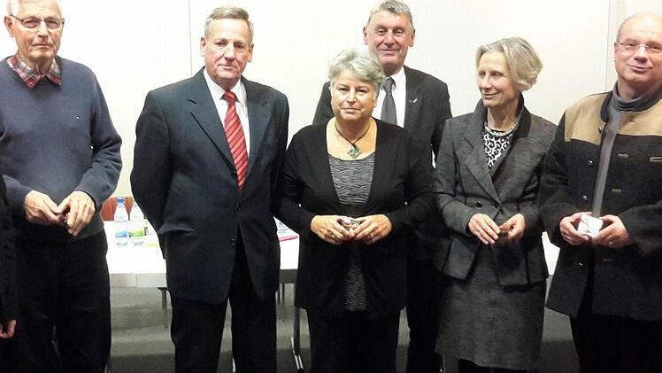 Bei der letzten Bad Brückenauer Stadtratssitzung in diesem Jahr wurden in der Georgi-Kurhalle die langjährigen Stadträte (von rechts) Karlheinz Schmitt, Adelheid Zimmermann, Jürgen Pfister, Petra Hirschmann, Manfred Kaiser und Ingo Walcher geehrt. Foto: Rolf Pralle