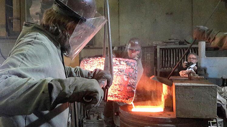 Der eigentliche Gussvorgang läuft genauso wie vor vielen hundert Jahren. Die flüssige Bronze wird in die vorgefertigte Form eingefüllt. Danach muss der Klangkörper noch einige Tage erkalten. Foto: Rolf Pralle